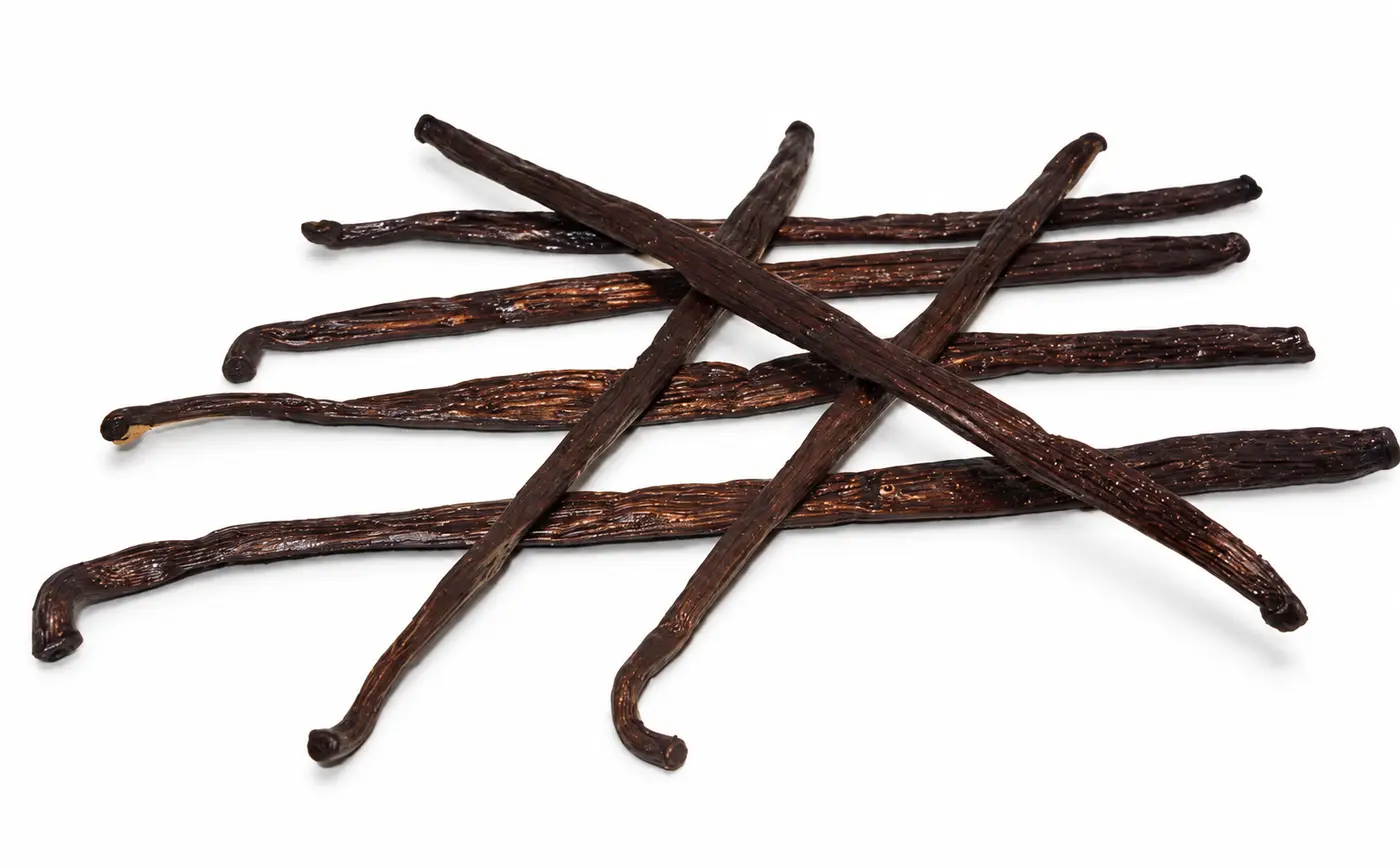 Madagaskar Bourbon vanillestokjes op een witte achtergrond